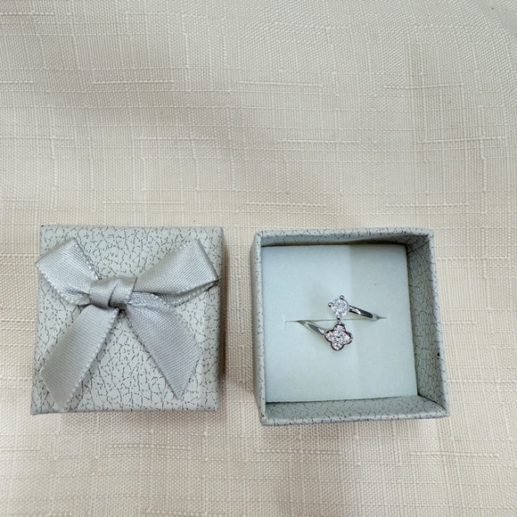 Clover-Inspired Adjustable Ring - Picture 2 of 4